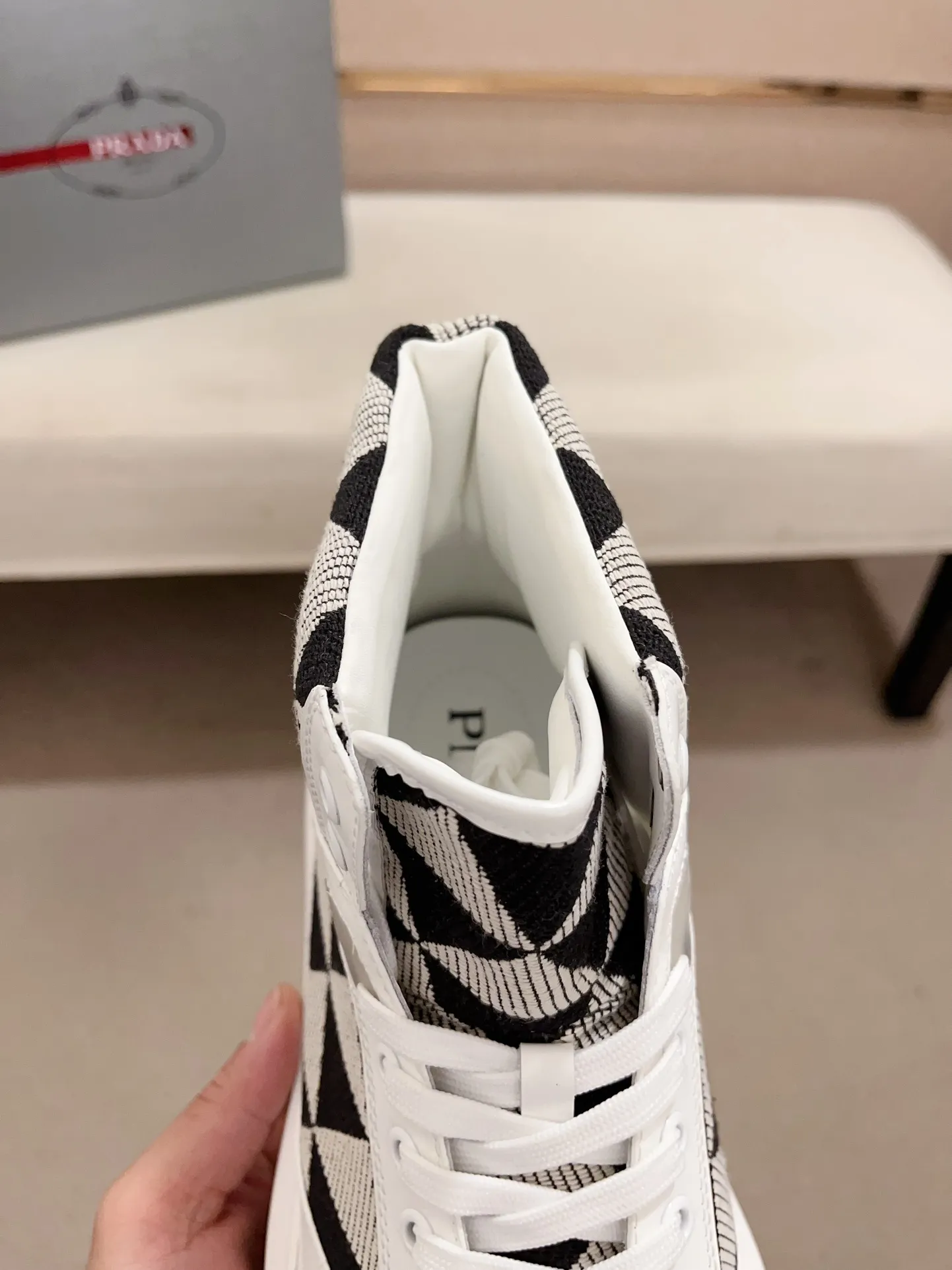 Men's shoes 💰 620💰 ✔️✔️✔️High-quality new PRADA counters are launched at the same time. The new men's shoes and 😘fabric are made of selected first-layer cowhide and triangle △ fabric. Lining: Full cowhide lining. 👍🏿 High-end ☄️ air-cushion molded anti-slip rubber outsole, exquisite lines, simple and elegant, comfortable and high-end for leisure travel. Code number: 38 to 44. 45 can be customized and cannot be returned or exchanged!